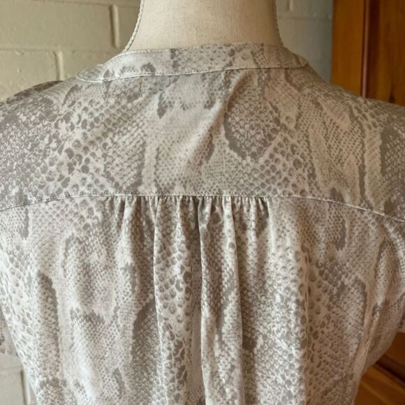 Liz Claiborne Snake Print Top size M EUC - Picture 6 of 7